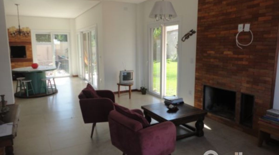 Casa em Condomínio à venda com 209m², 4 dormitórios, 2 suítes, 3 vagas, no bairro Hipica em PORTO ALEGRE