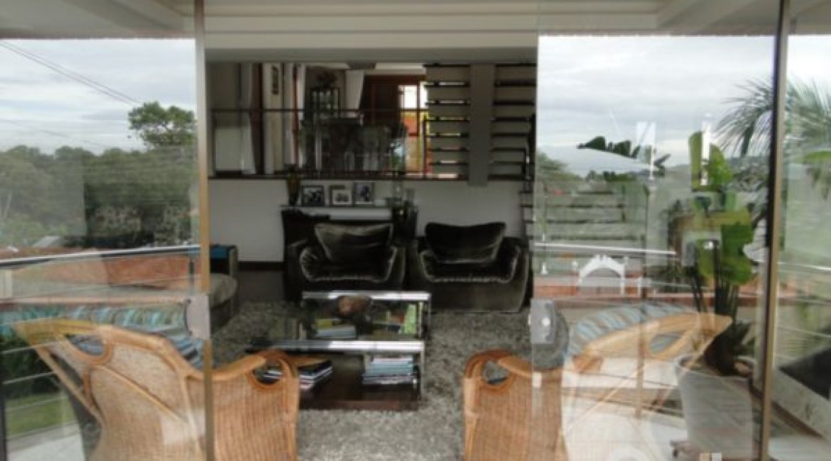 Casa à venda com 355m², 4 dormitórios, 4 suítes, 4 vagas, no bairro Vila Assunção em Porto Alegre