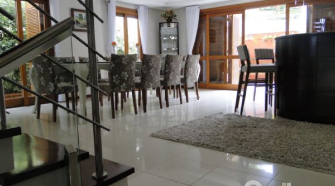 Casa à venda com 355m², 4 dormitórios, 4 suítes, 4 vagas, no bairro Vila Assunção em Porto Alegre