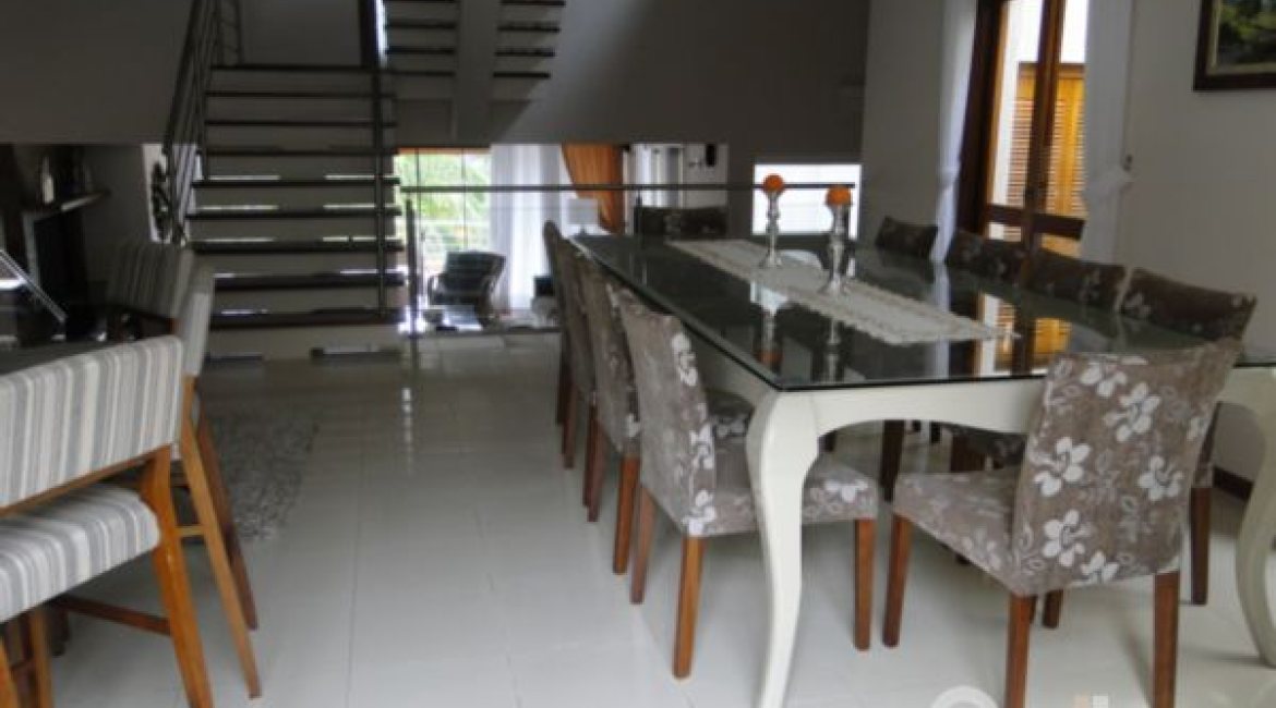 Casa à venda com 355m², 4 dormitórios, 4 suítes, 4 vagas, no bairro Vila Assunção em Porto Alegre