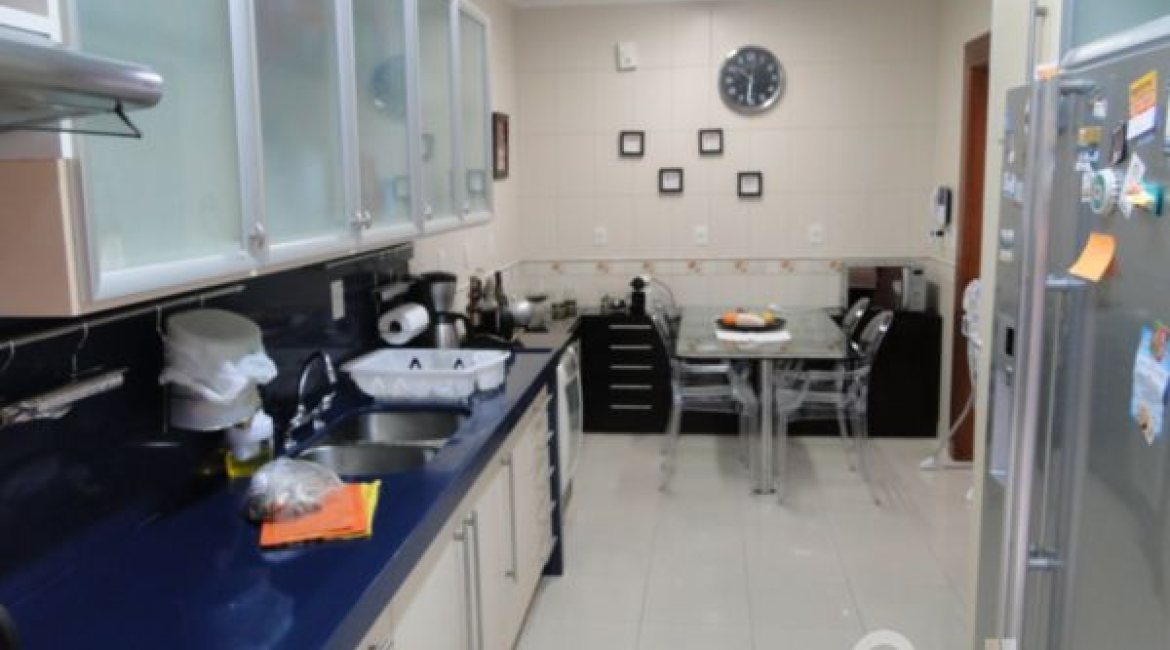 Casa à venda com 355m², 4 dormitórios, 4 suítes, 4 vagas, no bairro Vila Assunção em Porto Alegre
