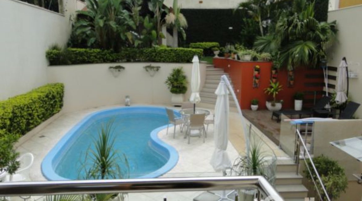 Casa à venda com 355m², 4 dormitórios, 4 suítes, 4 vagas, no bairro Vila Assunção em Porto Alegre