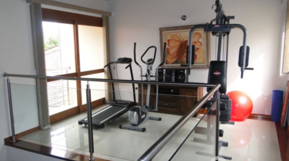 Casa à venda com 355m², 4 dormitórios, 4 suítes, 4 vagas, no bairro Vila Assunção em Porto Alegre