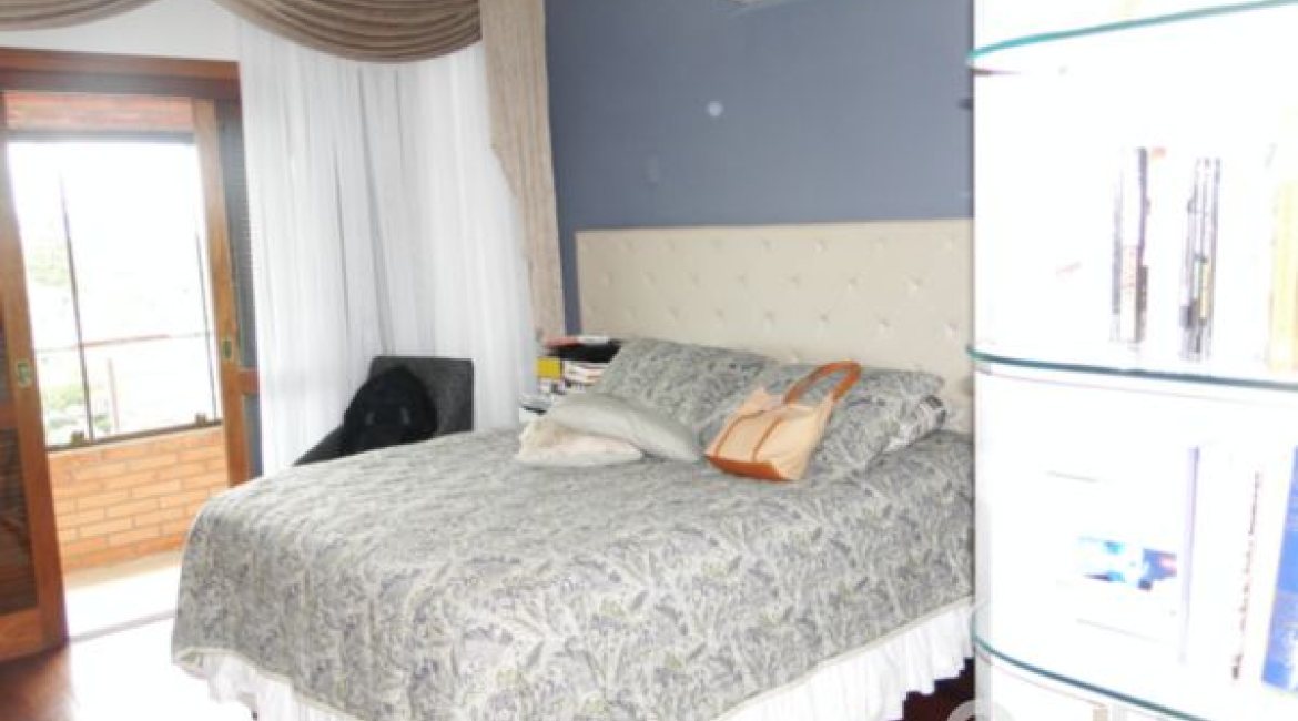 Casa à venda com 355m², 4 dormitórios, 4 suítes, 4 vagas, no bairro Vila Assunção em Porto Alegre