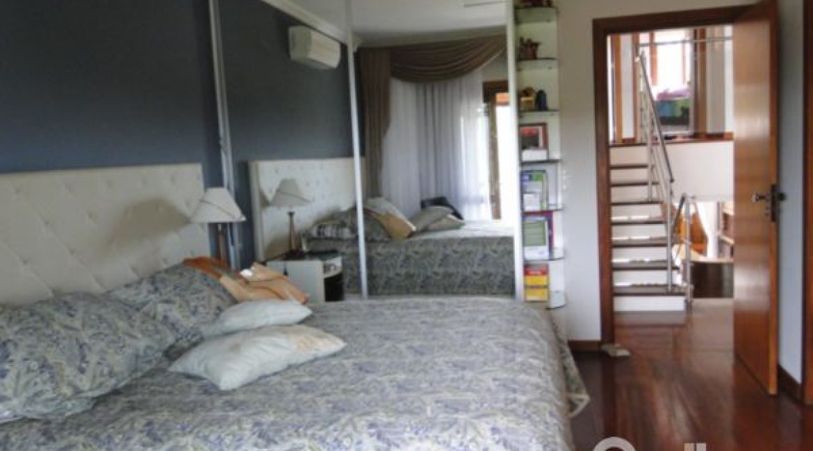 Casa à venda com 355m², 4 dormitórios, 4 suítes, 4 vagas, no bairro Vila Assunção em Porto Alegre
