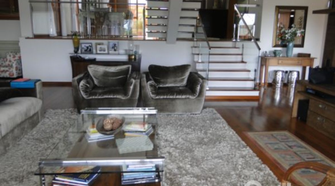Casa à venda com 355m², 4 dormitórios, 4 suítes, 4 vagas, no bairro Vila Assunção em Porto Alegre