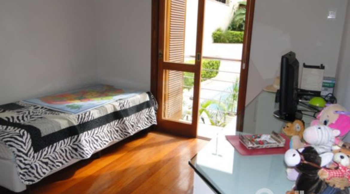 Casa à venda com 355m², 4 dormitórios, 4 suítes, 4 vagas, no bairro Vila Assunção em Porto Alegre