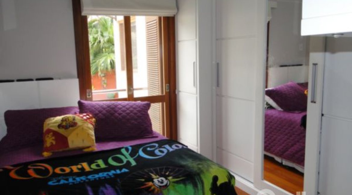 Casa à venda com 355m², 4 dormitórios, 4 suítes, 4 vagas, no bairro Vila Assunção em Porto Alegre