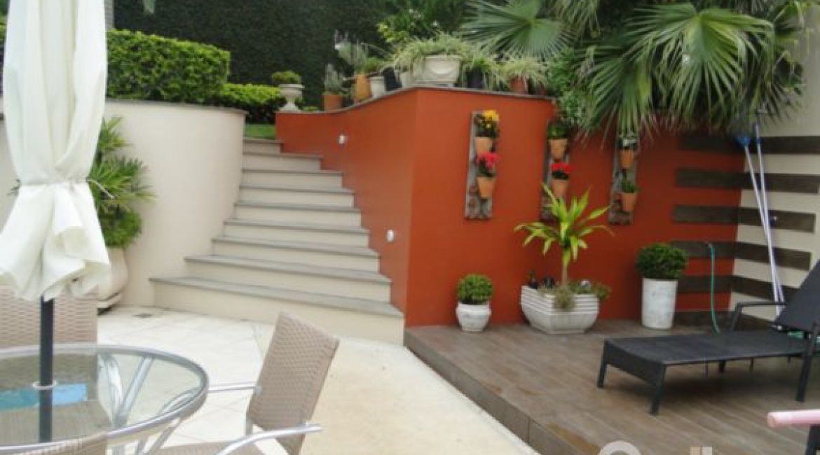 Casa à venda com 355m², 4 dormitórios, 4 suítes, 4 vagas, no bairro Vila Assunção em Porto Alegre