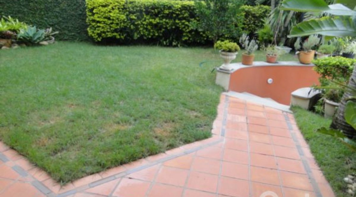 Casa à venda com 355m², 4 dormitórios, 4 suítes, 4 vagas, no bairro Vila Assunção em Porto Alegre