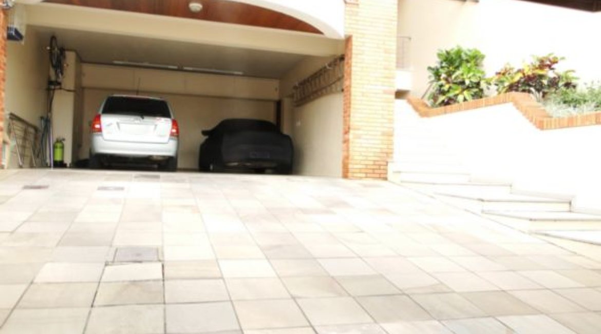 Casa à venda com 355m², 4 dormitórios, 4 suítes, 4 vagas, no bairro Vila Assunção em Porto Alegre