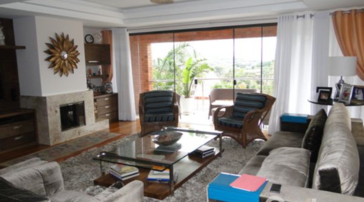 Casa à venda com 355m², 4 dormitórios, 4 suítes, 4 vagas, no bairro Vila Assunção em Porto Alegre