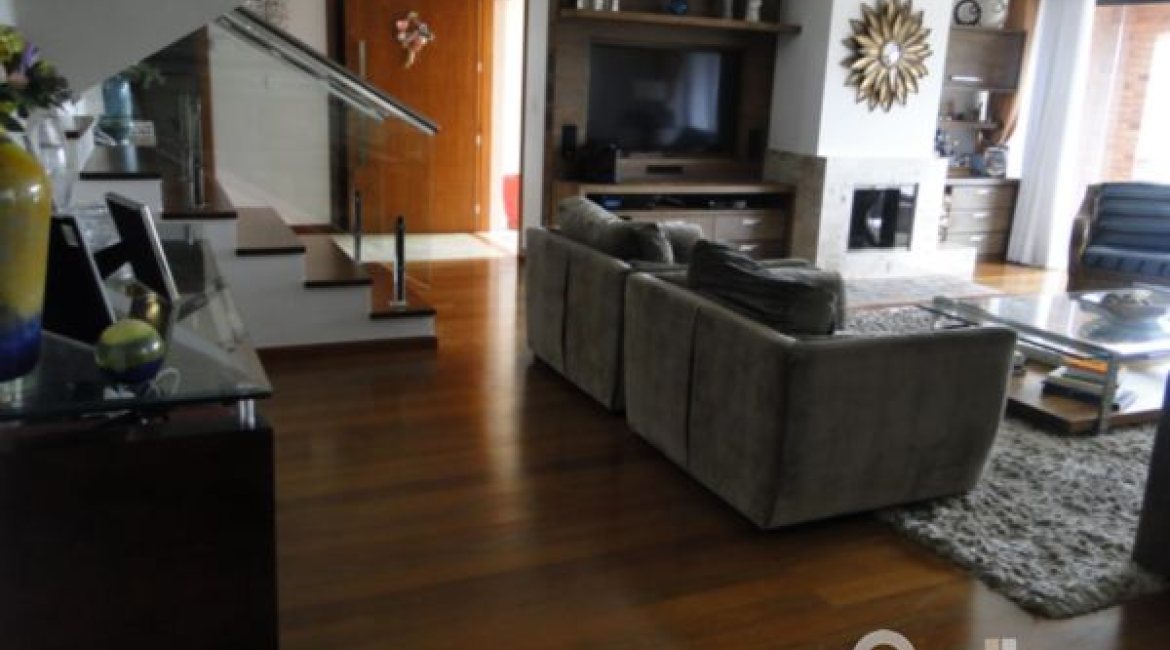 Casa à venda com 355m², 4 dormitórios, 4 suítes, 4 vagas, no bairro Vila Assunção em Porto Alegre