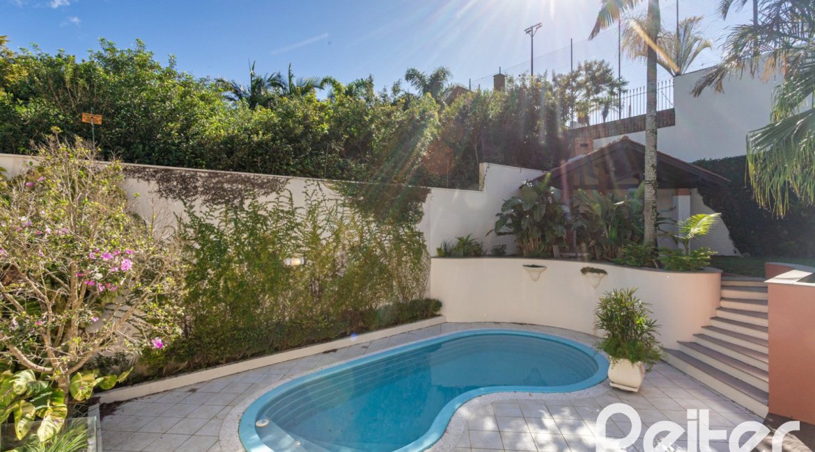 Casa à venda com 355m², 4 dormitórios, 4 suítes, 4 vagas, no bairro Vila Assunção em Porto Alegre