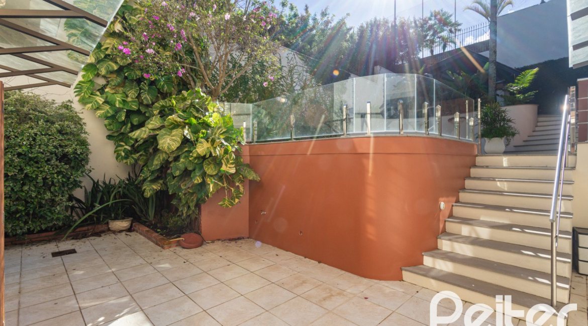Casa à venda com 355m², 4 dormitórios, 4 suítes, 4 vagas, no bairro Vila Assunção em Porto Alegre