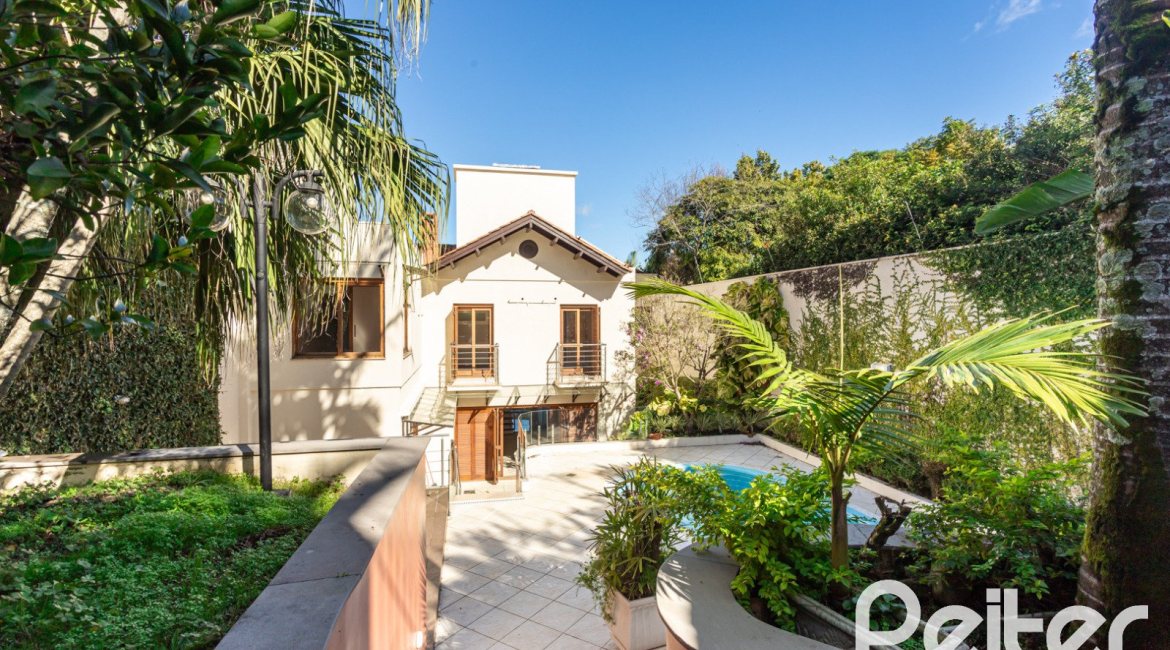 Casa à venda com 355m², 4 dormitórios, 4 suítes, 4 vagas, no bairro Vila Assunção em Porto Alegre