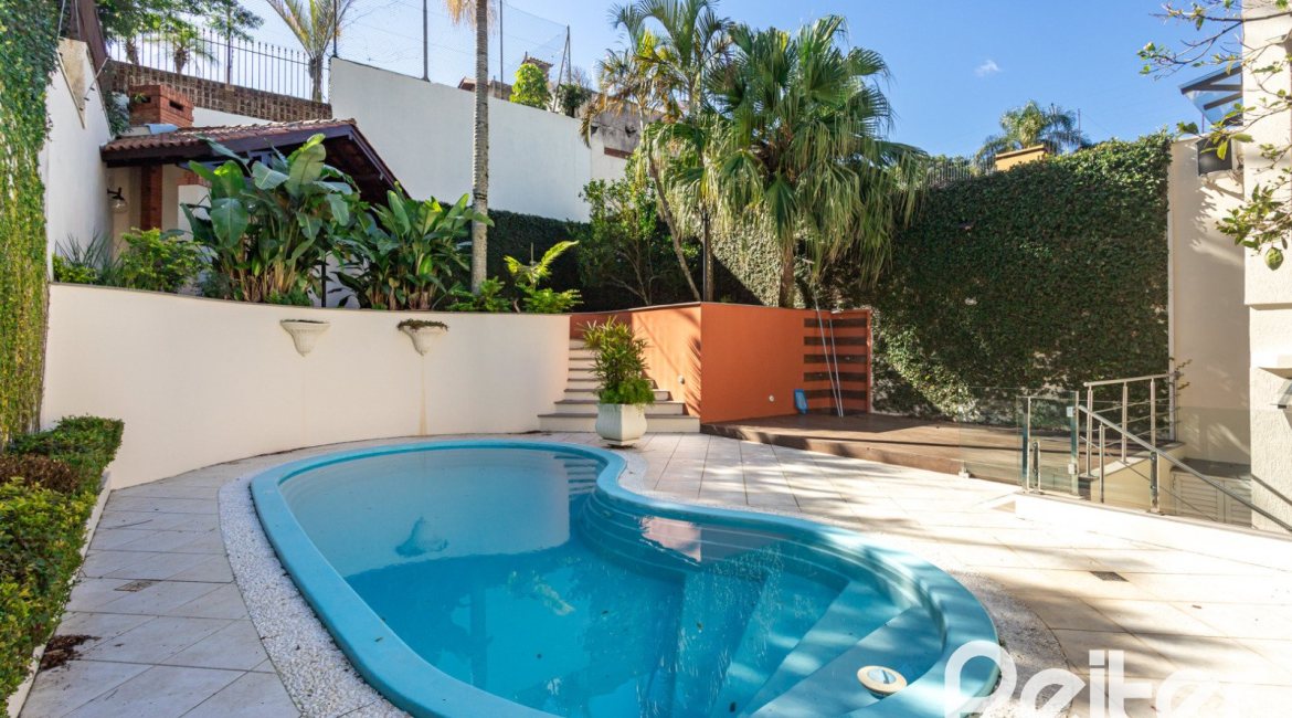 Casa à venda com 355m², 4 dormitórios, 4 suítes, 4 vagas, no bairro Vila Assunção em Porto Alegre