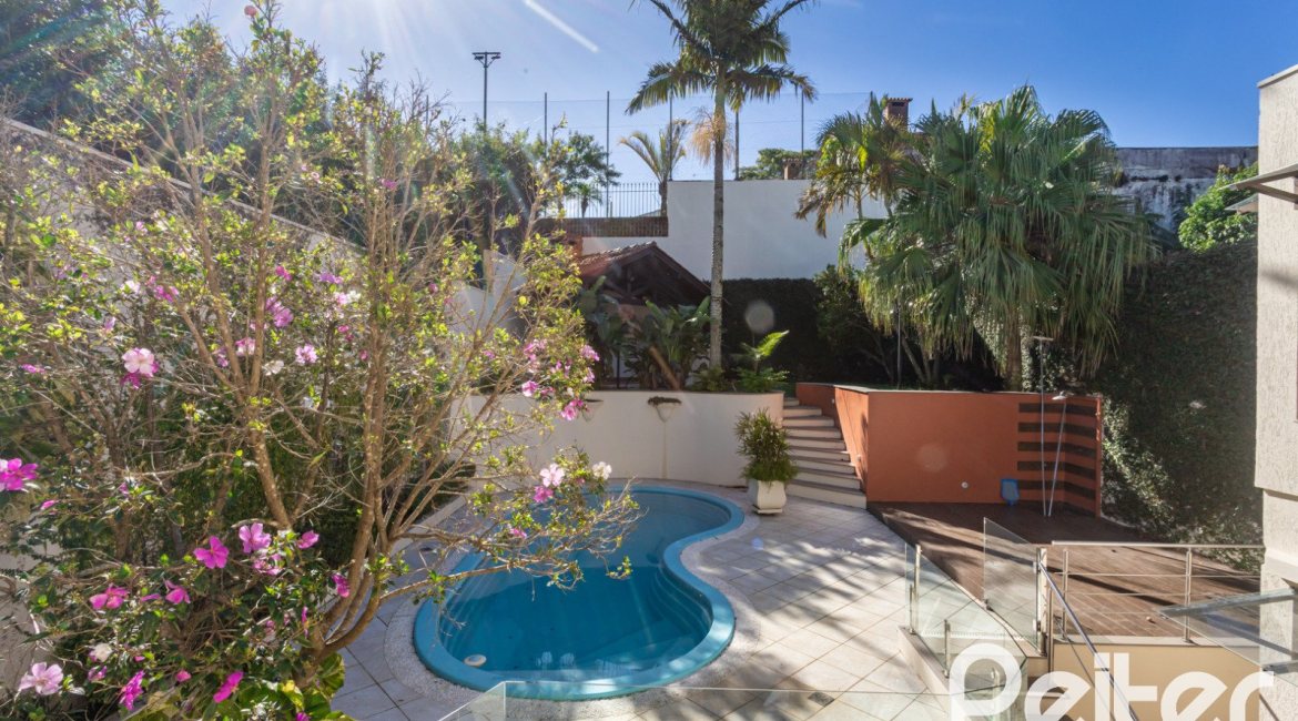 Casa à venda com 355m², 4 dormitórios, 4 suítes, 4 vagas, no bairro Vila Assunção em Porto Alegre