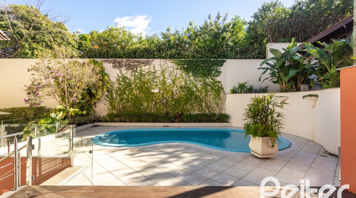 Casa à venda com 355m², 4 dormitórios, 4 suítes, 4 vagas, no bairro Vila Assunção em Porto Alegre