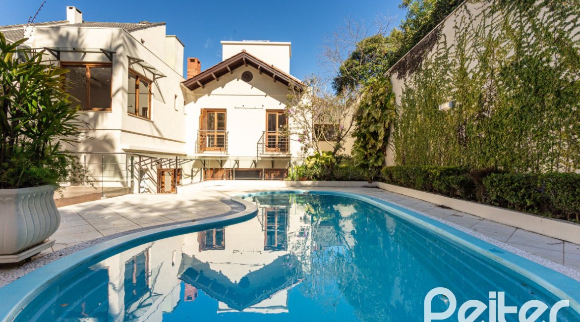 Casa à venda com 355m², 4 dormitórios, 4 suítes, 4 vagas, no bairro Vila Assunção em Porto Alegre