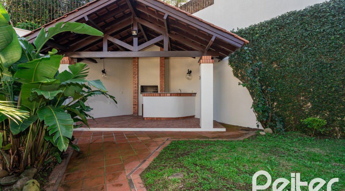 Casa à venda com 355m², 4 dormitórios, 4 suítes, 4 vagas, no bairro Vila Assunção em Porto Alegre