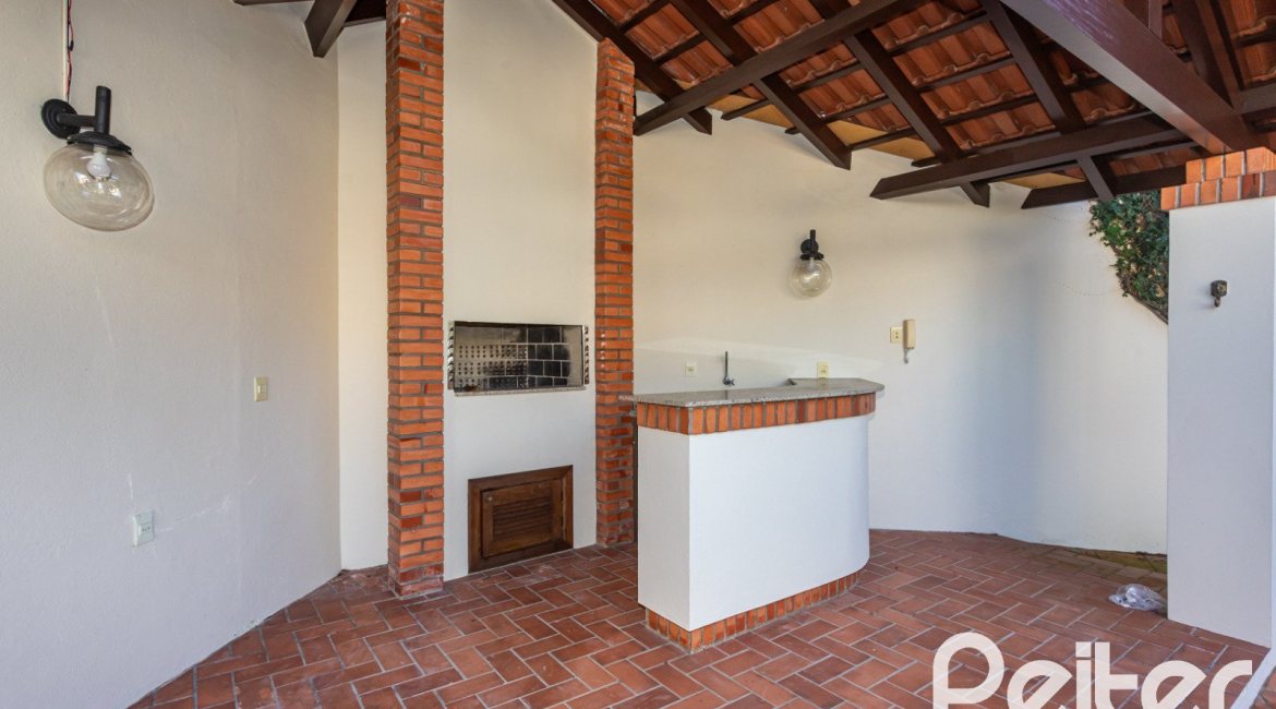 Casa à venda com 355m², 4 dormitórios, 4 suítes, 4 vagas, no bairro Vila Assunção em Porto Alegre
