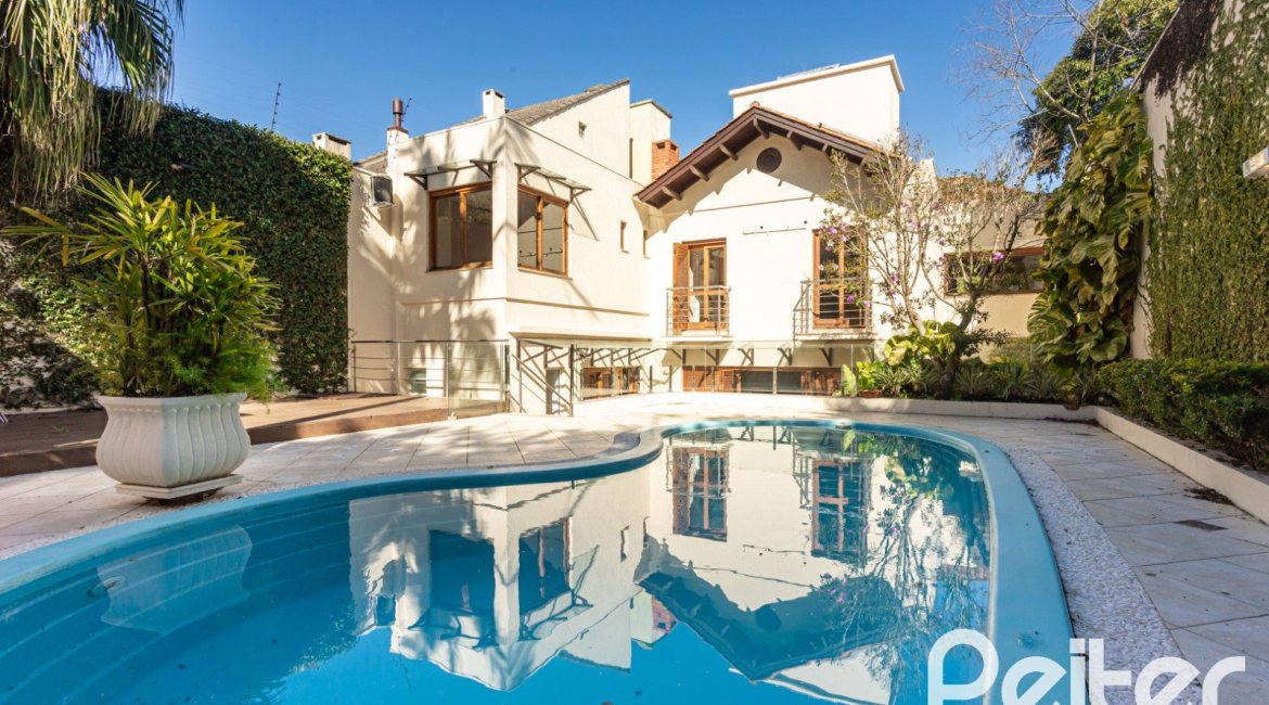 Casa à venda com 355m², 4 dormitórios, 4 suítes, 4 vagas, no bairro Vila Assunção em Porto Alegre