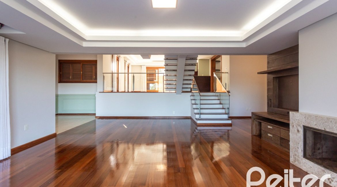 Casa à venda com 355m², 4 dormitórios, 4 suítes, 4 vagas, no bairro Vila Assunção em Porto Alegre