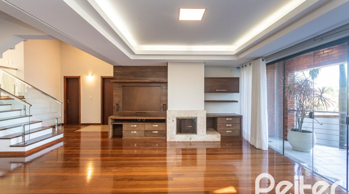Casa à venda com 355m², 4 dormitórios, 4 suítes, 4 vagas, no bairro Vila Assunção em Porto Alegre