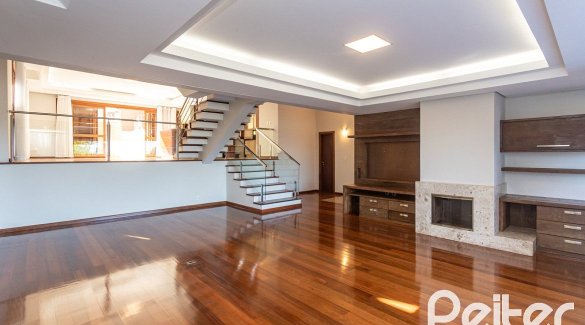 Casa à venda com 355m², 4 dormitórios, 4 suítes, 4 vagas, no bairro Vila Assunção em Porto Alegre