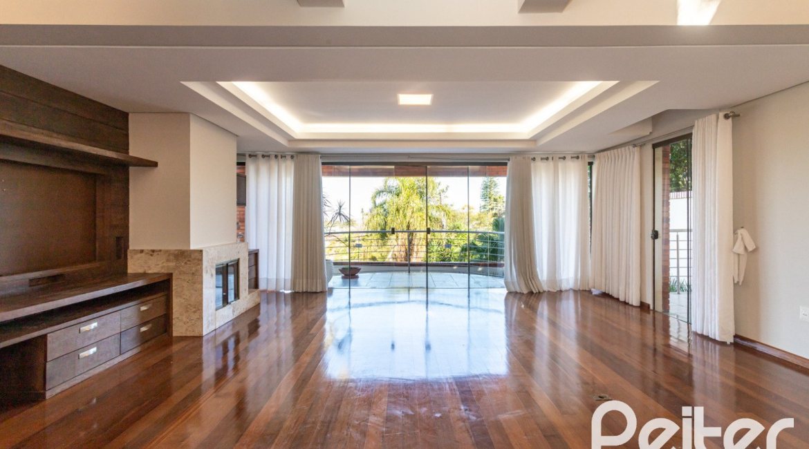 Casa à venda com 355m², 4 dormitórios, 4 suítes, 4 vagas, no bairro Vila Assunção em Porto Alegre