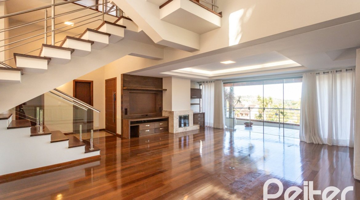 Casa à venda com 355m², 4 dormitórios, 4 suítes, 4 vagas, no bairro Vila Assunção em Porto Alegre