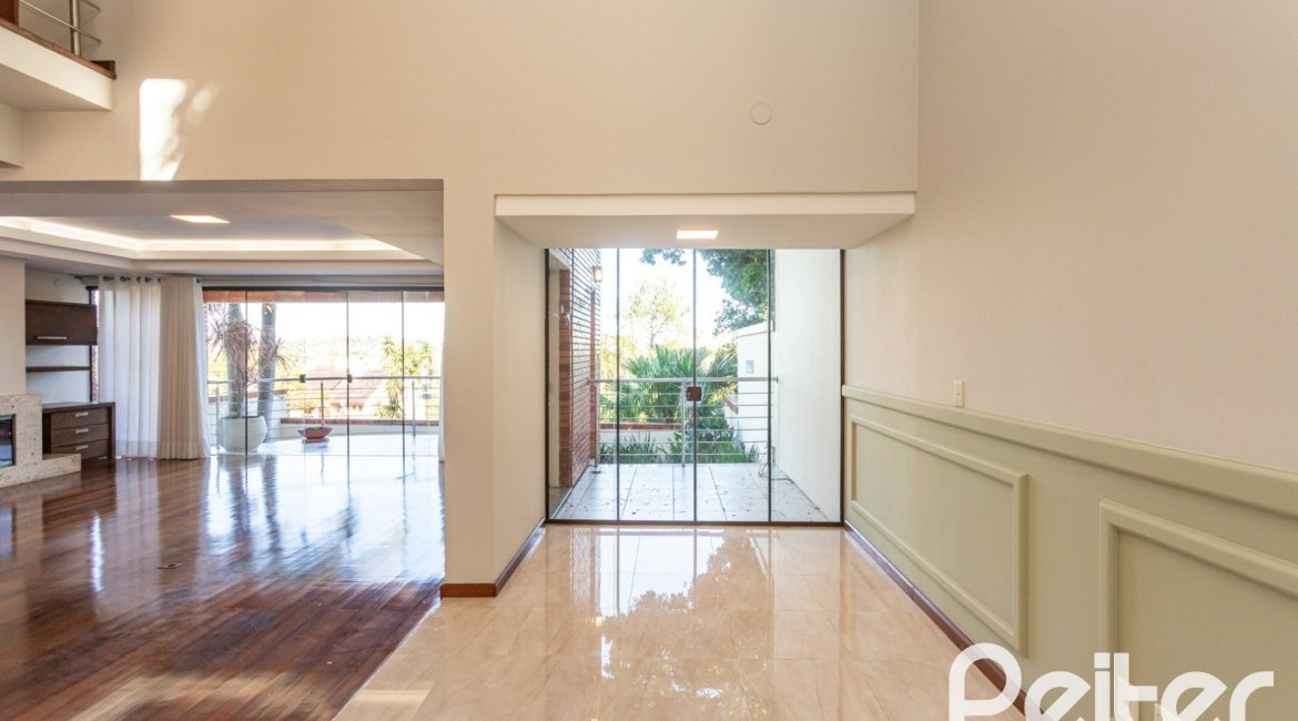 Casa à venda com 355m², 4 dormitórios, 4 suítes, 4 vagas, no bairro Vila Assunção em Porto Alegre