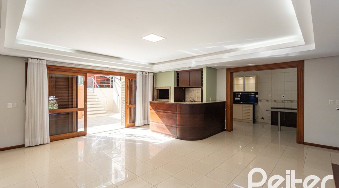 Casa à venda com 355m², 4 dormitórios, 4 suítes, 4 vagas, no bairro Vila Assunção em Porto Alegre