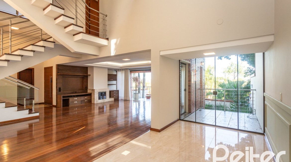 Casa à venda com 355m², 4 dormitórios, 4 suítes, 4 vagas, no bairro Vila Assunção em Porto Alegre