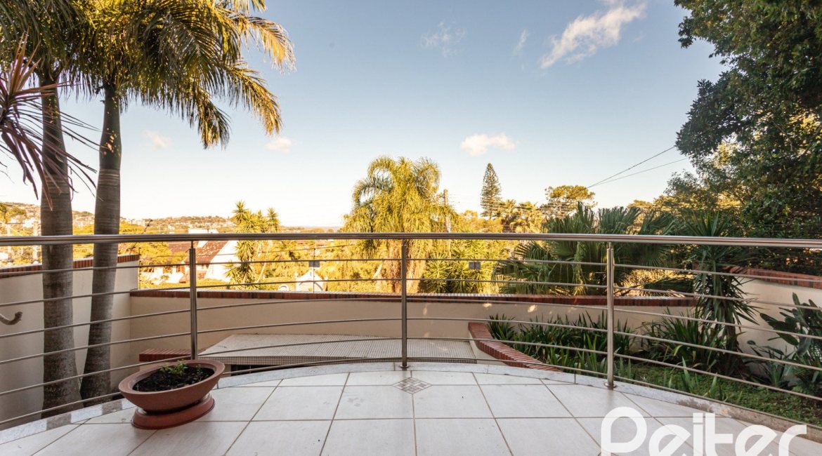 Casa à venda com 355m², 4 dormitórios, 4 suítes, 4 vagas, no bairro Vila Assunção em Porto Alegre