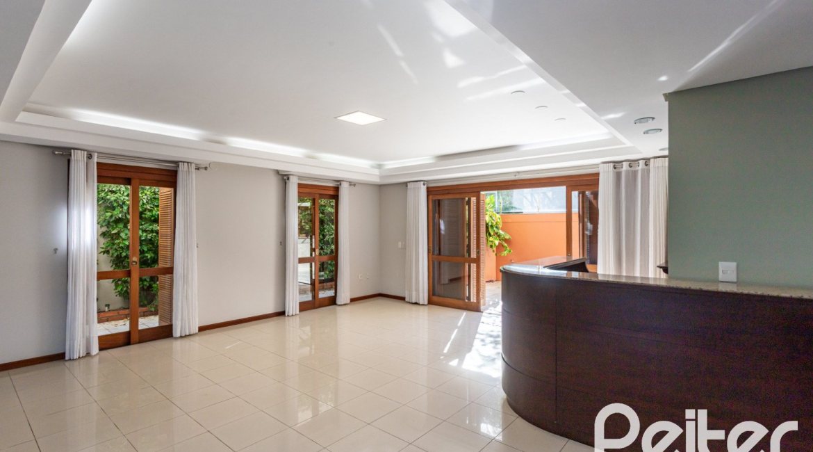 Casa à venda com 355m², 4 dormitórios, 4 suítes, 4 vagas, no bairro Vila Assunção em Porto Alegre