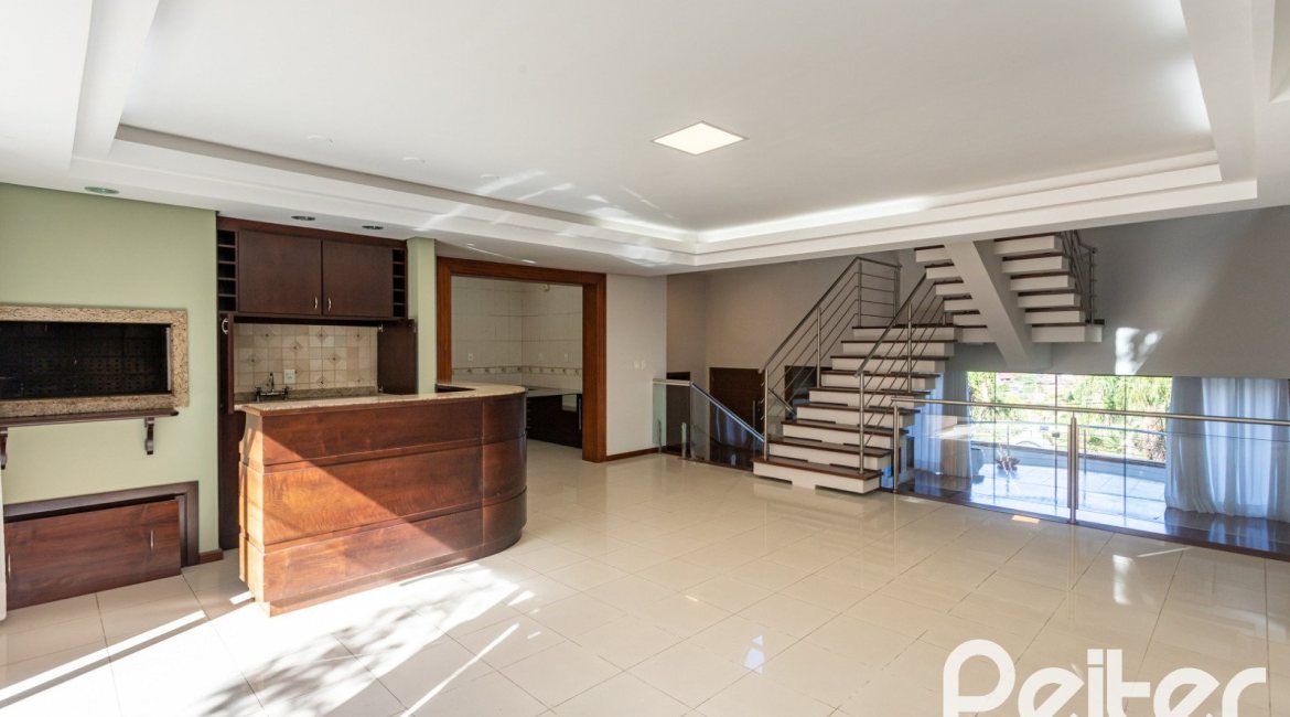 Casa à venda com 355m², 4 dormitórios, 4 suítes, 4 vagas, no bairro Vila Assunção em Porto Alegre