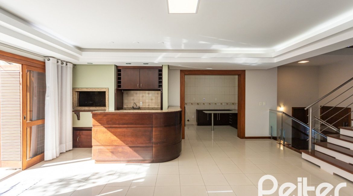 Casa à venda com 355m², 4 dormitórios, 4 suítes, 4 vagas, no bairro Vila Assunção em Porto Alegre