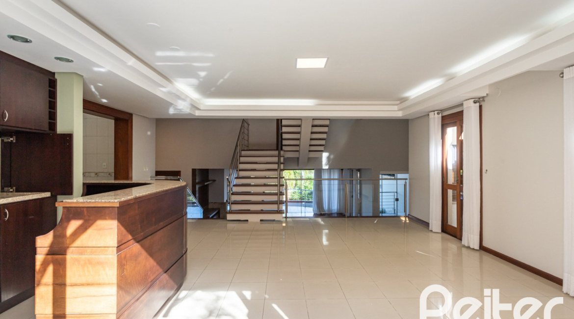 Casa à venda com 355m², 4 dormitórios, 4 suítes, 4 vagas, no bairro Vila Assunção em Porto Alegre