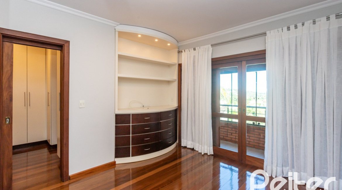Casa à venda com 355m², 4 dormitórios, 4 suítes, 4 vagas, no bairro Vila Assunção em Porto Alegre