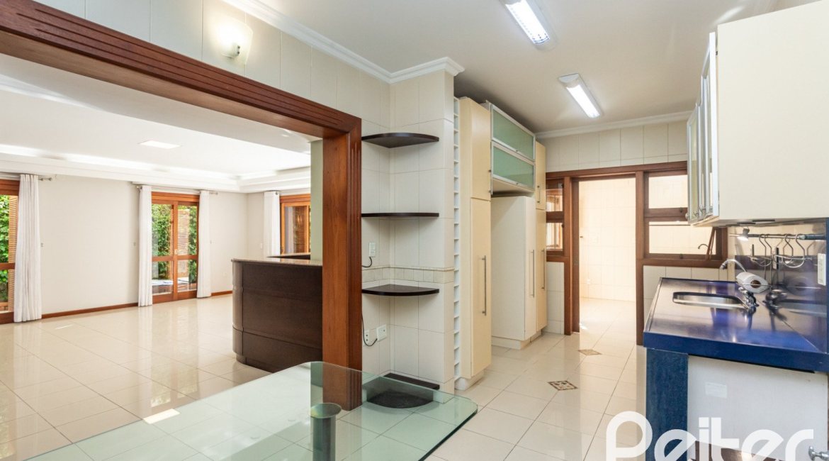 Casa à venda com 355m², 4 dormitórios, 4 suítes, 4 vagas, no bairro Vila Assunção em Porto Alegre