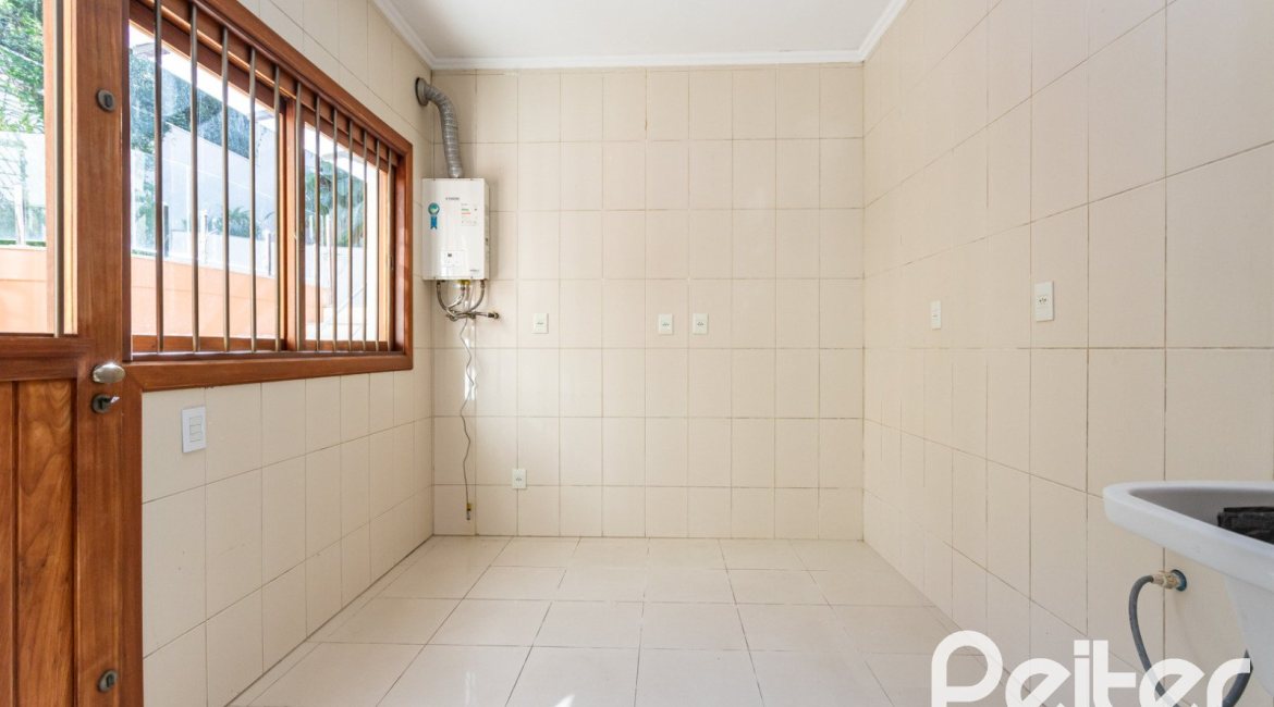 Casa à venda com 355m², 4 dormitórios, 4 suítes, 4 vagas, no bairro Vila Assunção em Porto Alegre
