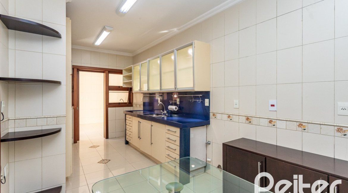 Casa à venda com 355m², 4 dormitórios, 4 suítes, 4 vagas, no bairro Vila Assunção em Porto Alegre