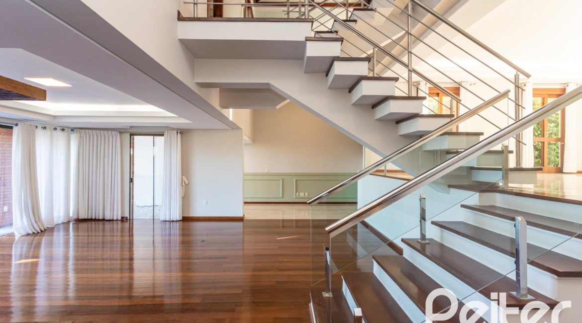 Casa à venda com 355m², 4 dormitórios, 4 suítes, 4 vagas, no bairro Vila Assunção em Porto Alegre