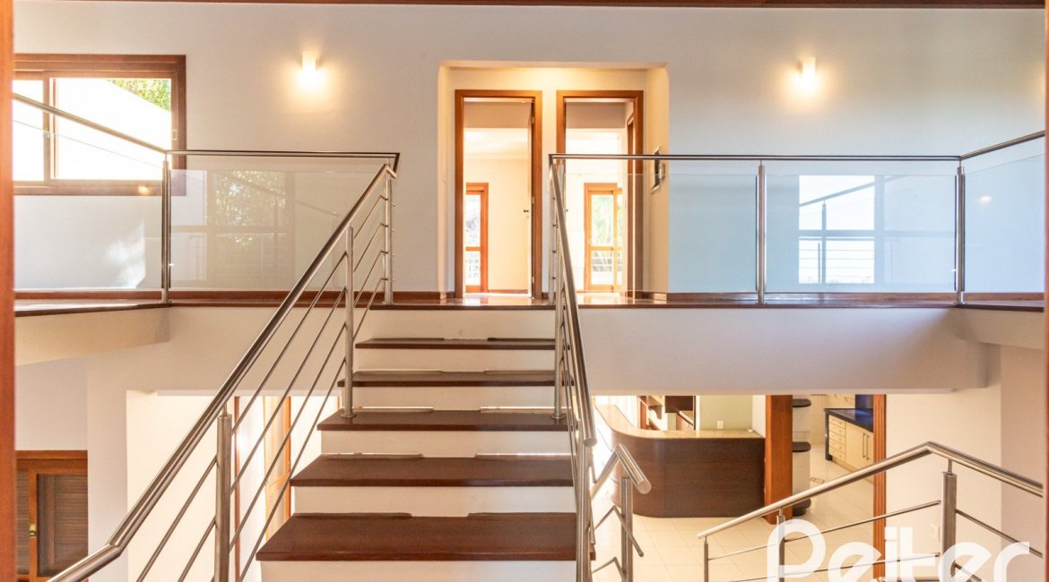 Casa à venda com 355m², 4 dormitórios, 4 suítes, 4 vagas, no bairro Vila Assunção em Porto Alegre