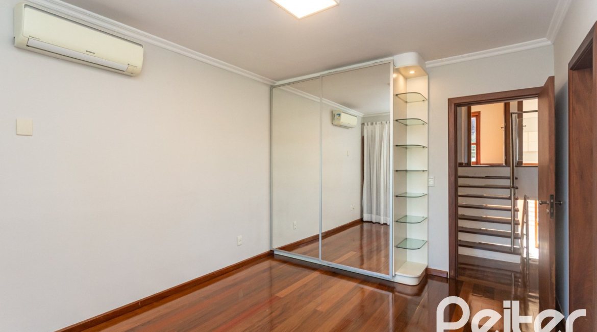 Casa à venda com 355m², 4 dormitórios, 4 suítes, 4 vagas, no bairro Vila Assunção em Porto Alegre