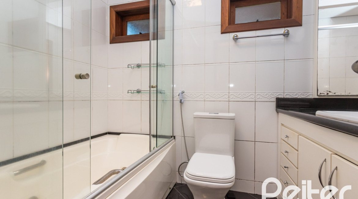 Casa à venda com 355m², 4 dormitórios, 4 suítes, 4 vagas, no bairro Vila Assunção em Porto Alegre