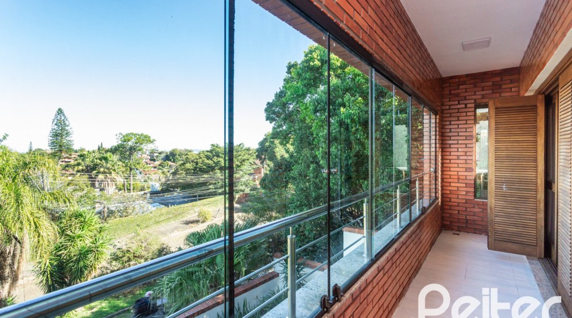 Casa à venda com 355m², 4 dormitórios, 4 suítes, 4 vagas, no bairro Vila Assunção em Porto Alegre