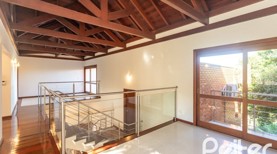 Casa à venda com 355m², 4 dormitórios, 4 suítes, 4 vagas, no bairro Vila Assunção em Porto Alegre